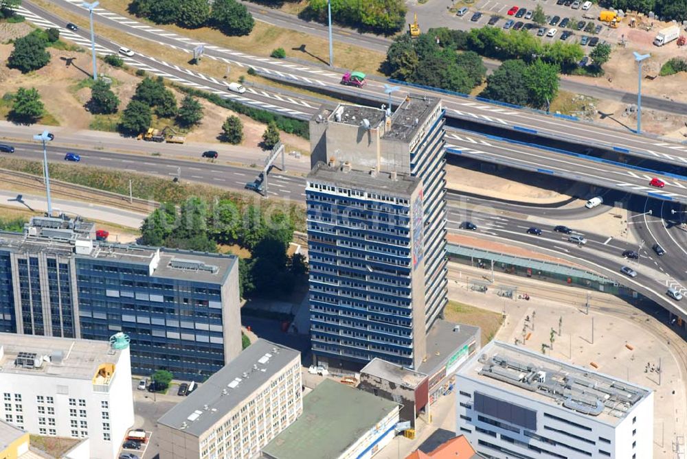 Halle/Saale aus der Vogelperspektive: Blick auf ein Wohnhaus an der Magdeburger Straße in Halle in der Nähe des Hauptbahnhofs