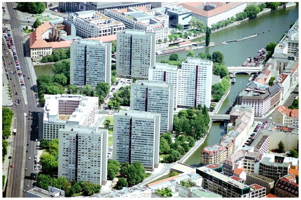 Luftaufnahme Berlin - Blick auf die Wohnhochhäuser an der Fischerinsel in Berlin-Mitte.