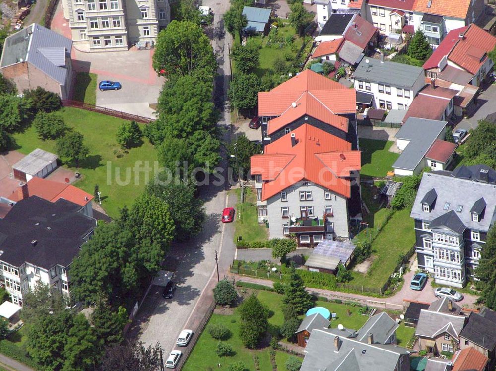 Friedrichroda / Thüringen aus der Vogelperspektive: Blick auf die Wohnhäuser am Finsterberger Weg 4 in Friedrichroda (zwei bis drei Mehrfamilienhäuser im Bild).