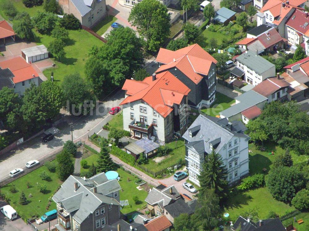 Luftbild Friedrichroda / Thüringen - Blick auf die Wohnhäuser am Finsterberger Weg 4 in Friedrichroda (zwei bis drei Mehrfamilienhäuser im Bild).