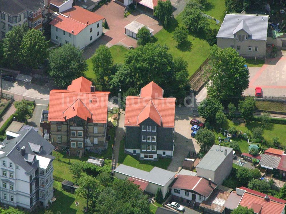 Luftaufnahme Friedrichroda / Thüringen - Blick auf die Wohnhäuser am Finsterberger Weg 4 in Friedrichroda (zwei bis drei Mehrfamilienhäuser im Bild).