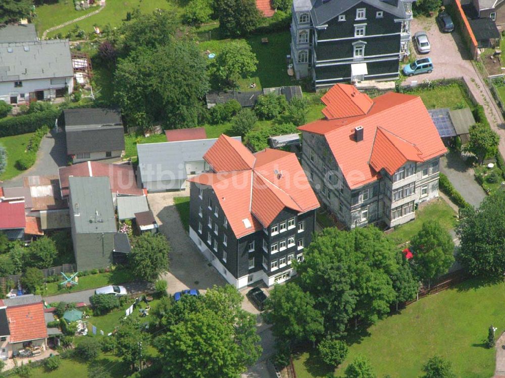 Luftaufnahme Friedrichroda / Thüringen - Blick auf die Wohnhäuser am Finsterberger Weg 4 in Friedrichroda (zwei bis drei Mehrfamilienhäuser im Bild).