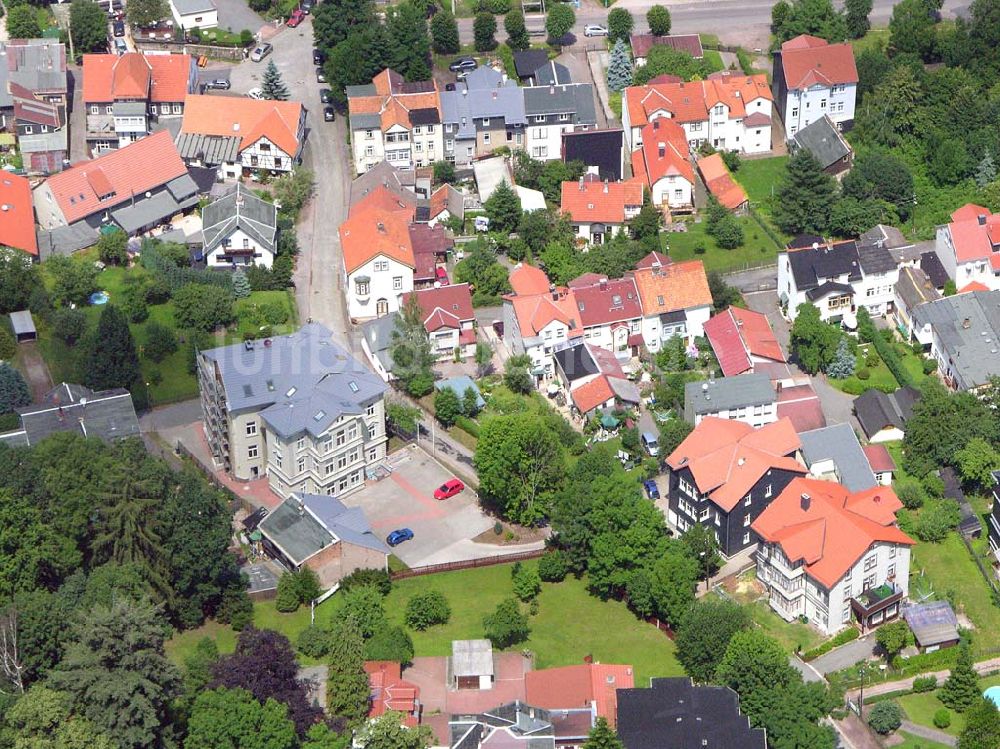 Friedrichroda / Thüringen von oben - Blick auf die Wohnhäuser am Finsterberger Weg 4 in Friedrichroda (zwei bis drei Mehrfamilienhäuser im Bild).