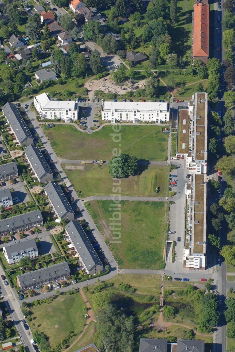 Berlin von oben - Blick auf Wohnhäuser und Grundstücke der CDS Berlin GmbH an der Tauernallee in Berlin-Mariendorf