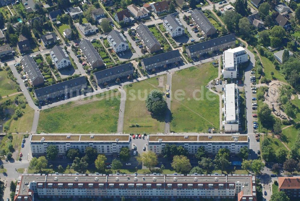 Berlin von oben - Blick auf Wohnhäuser und Grundstücke der CDS Berlin GmbH an der Tauernallee in Berlin-Mariendorf