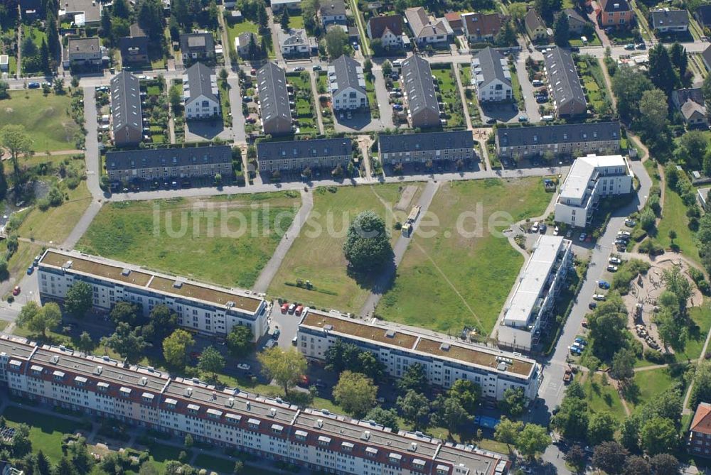 Berlin aus der Vogelperspektive: Blick auf Wohnhäuser und Grundstücke der CDS Berlin GmbH an der Tauernallee in Berlin-Mariendorf