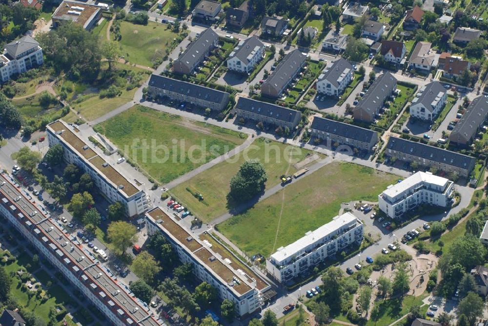 Luftaufnahme Berlin - Blick auf Wohnhäuser und Grundstücke der CDS Berlin GmbH an der Tauernallee in Berlin-Mariendorf