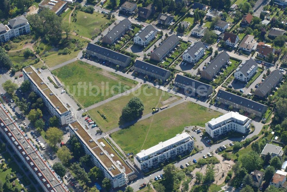 Berlin von oben - Blick auf Wohnhäuser und Grundstücke der CDS Berlin GmbH an der Tauernallee in Berlin-Mariendorf