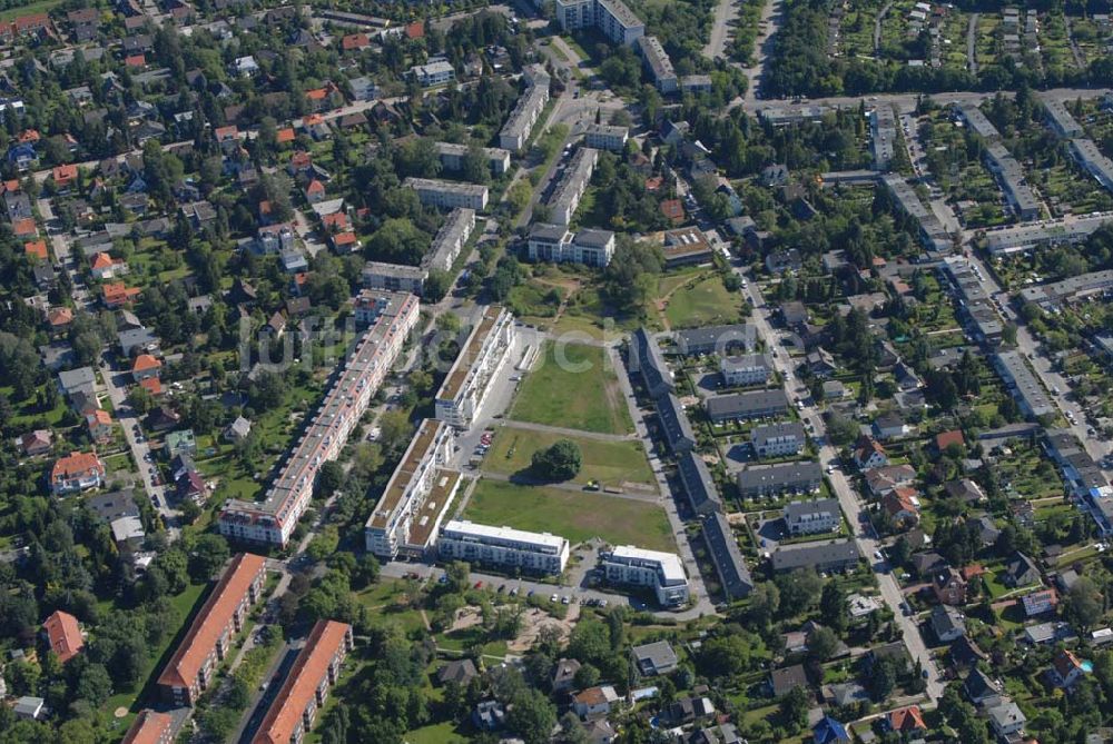 Berlin aus der Vogelperspektive: Blick auf Wohnhäuser und Grundstücke der CDS Berlin GmbH an der Tauernallee in Berlin-Mariendorf