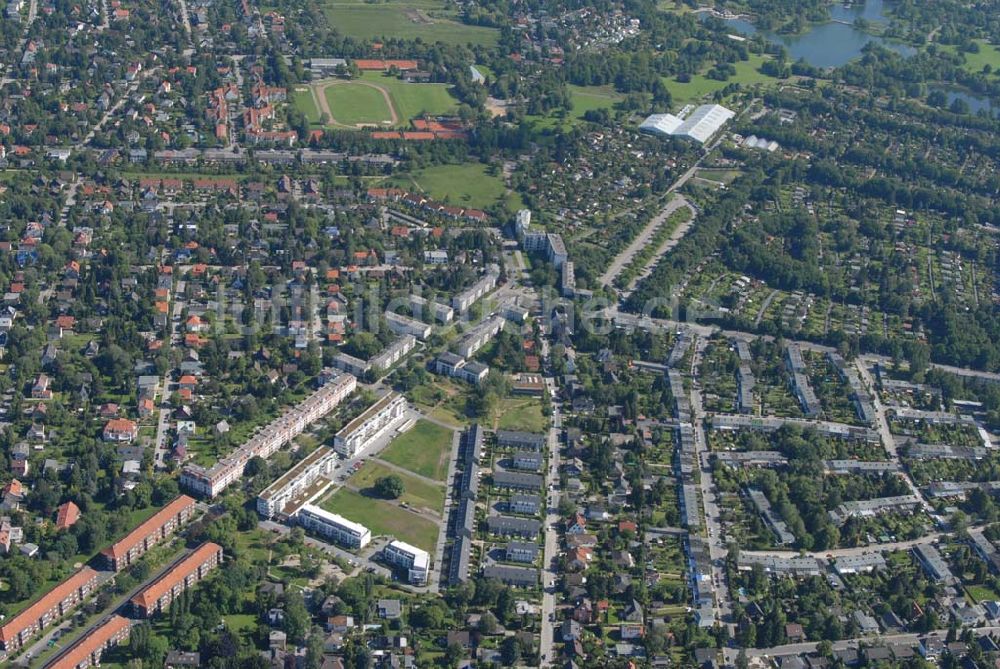 Luftbild Berlin - Blick auf Wohnhäuser und Grundstücke der CDS Berlin GmbH an der Tauernallee in Berlin-Mariendorf