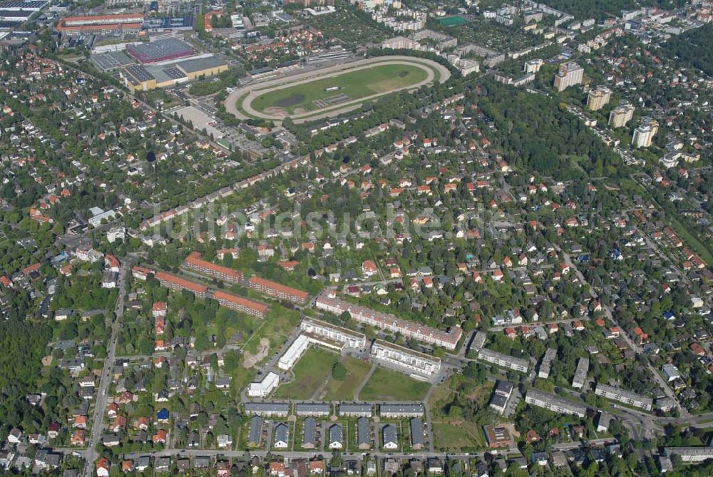 Berlin von oben - Blick auf Wohnhäuser und Grundstücke der CDS Berlin GmbH an der Tauernallee in Berlin-Mariendorf