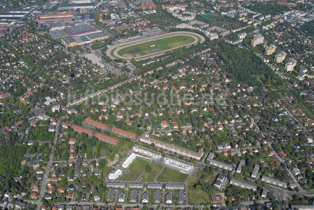 Berlin aus der Vogelperspektive: Blick auf Wohnhäuser und Grundstücke der CDS Berlin GmbH an der Tauernallee in Berlin-Mariendorf