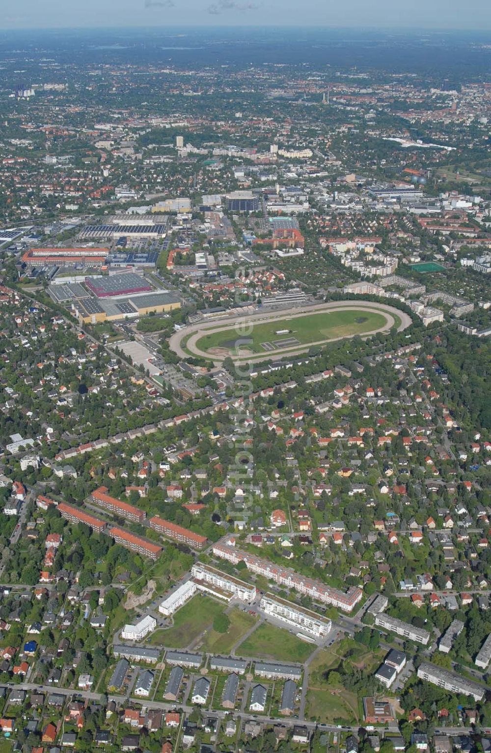 Luftbild Berlin - Blick auf Wohnhäuser und Grundstücke der CDS Berlin GmbH an der Tauernallee in Berlin-Mariendorf