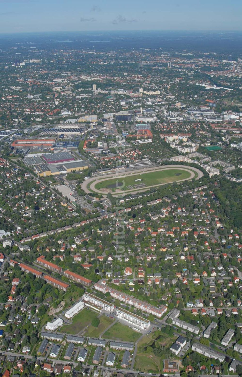 Luftaufnahme Berlin - Blick auf Wohnhäuser und Grundstücke der CDS Berlin GmbH an der Tauernallee in Berlin-Mariendorf