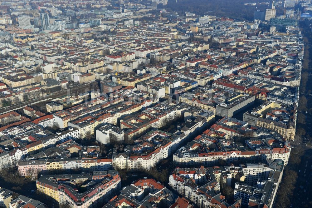 Berlin aus der Vogelperspektive: Blick auf die Wohnhäuser nördlich des Kurfürstendamms auf Höhe des S-Bahnhofes Berlin-Savignyplatzes