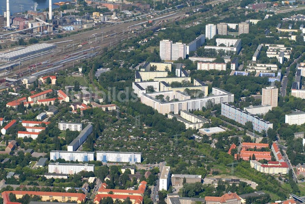 Berlin von oben - Blick auf Wohnhäuser der Prima Liegenschaftsverwaltung GmbH an der Sewanstraße in Berlin-Lichtenberg