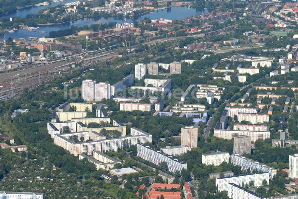 Luftbild Berlin - Blick auf Wohnhäuser der Prima Liegenschaftsverwaltung GmbH an der Sewanstraße in Berlin-Lichtenberg