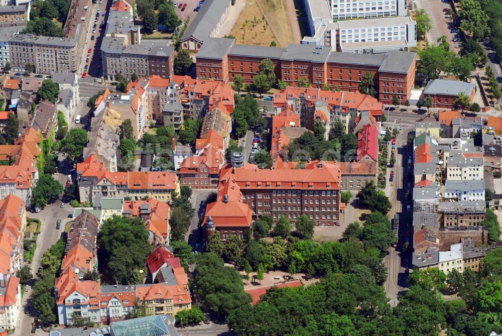 Halle/Saale aus der Vogelperspektive: Blick auf Wohnhäuser an der Reilstraße in Halle, im Hintergrund die Bundesagentur für Arbeit (rotes Backsteingebäude mit Anbau)