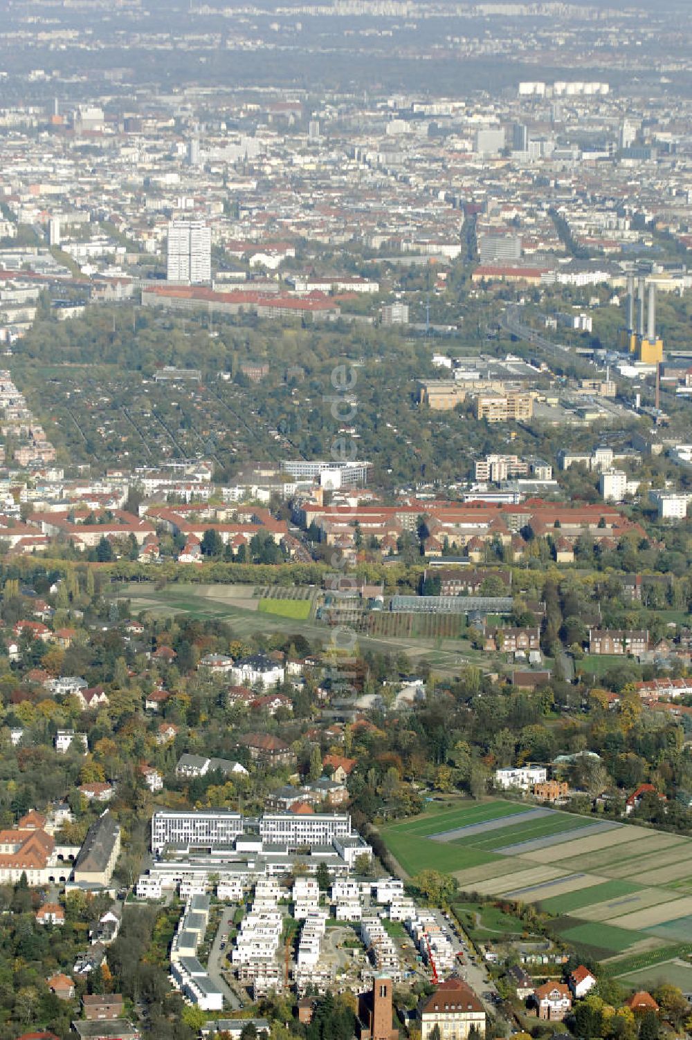 Berlin von oben - Blick auf das Wohnneubaugebiet der cds Wohnbau Berlin GmbH an der Otto-Appel-Straße / Edwin-Redslob-Straße in Berlin - Dahlem