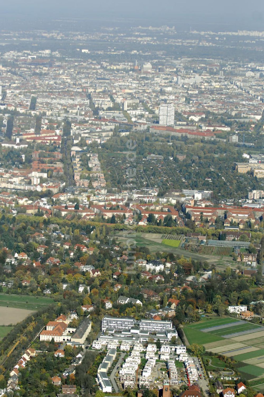 Berlin aus der Vogelperspektive: Blick auf das Wohnneubaugebiet der cds Wohnbau Berlin GmbH an der Otto-Appel-Straße / Edwin-Redslob-Straße in Berlin - Dahlem