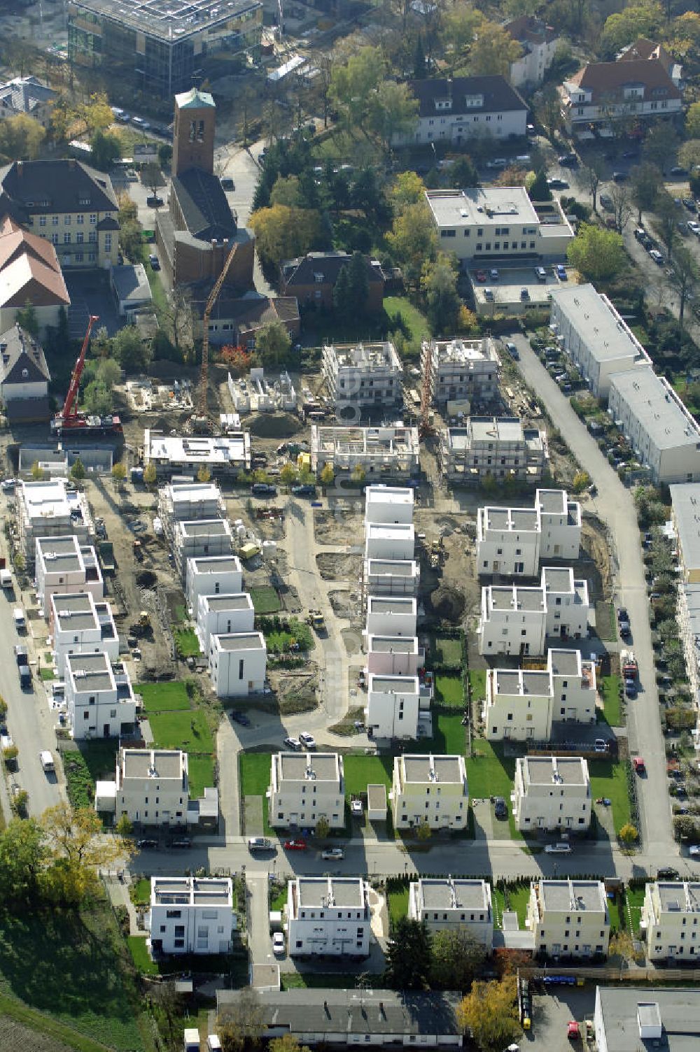 Berlin aus der Vogelperspektive: Blick auf das Wohnneubaugebiet der cds Wohnbau Berlin GmbH an der Otto-Appel-Straße / Edwin-Redslob-Straße in Berlin - Dahlem