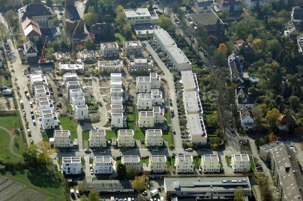 Luftbild Berlin - Blick auf das Wohnneubaugebiet der cds Wohnbau Berlin GmbH an der Otto-Appel-Straße / Edwin-Redslob-Straße in Berlin - Dahlem