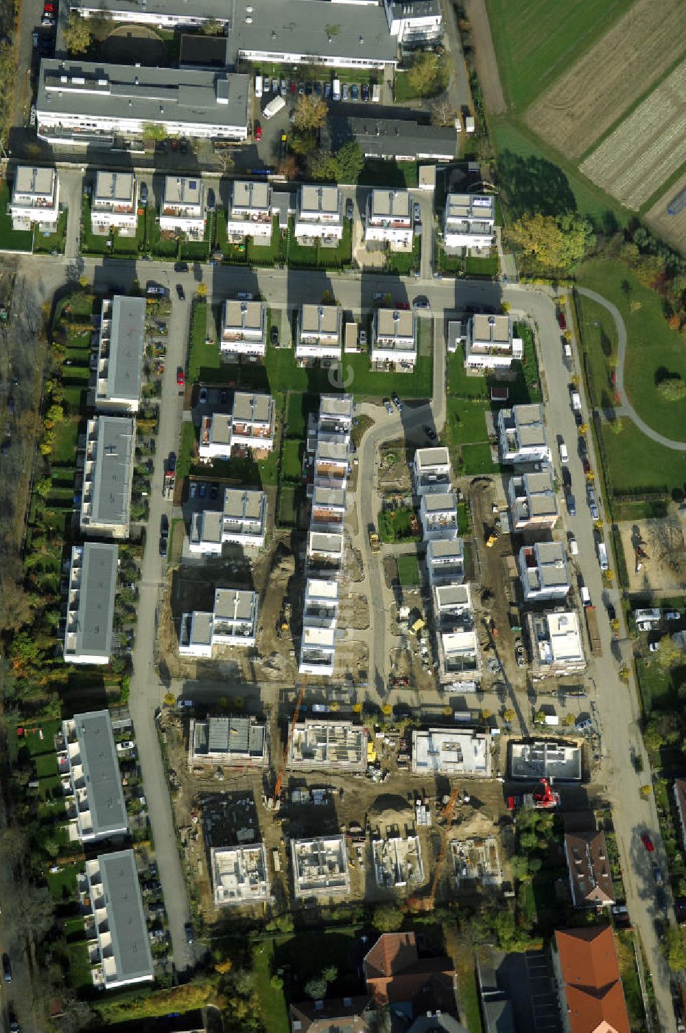 Luftbild Berlin - Blick auf das Wohnneubaugebiet der cds Wohnbau Berlin GmbH an der Otto-Appel-Straße / Edwin-Redslob-Straße in Berlin - Dahlem