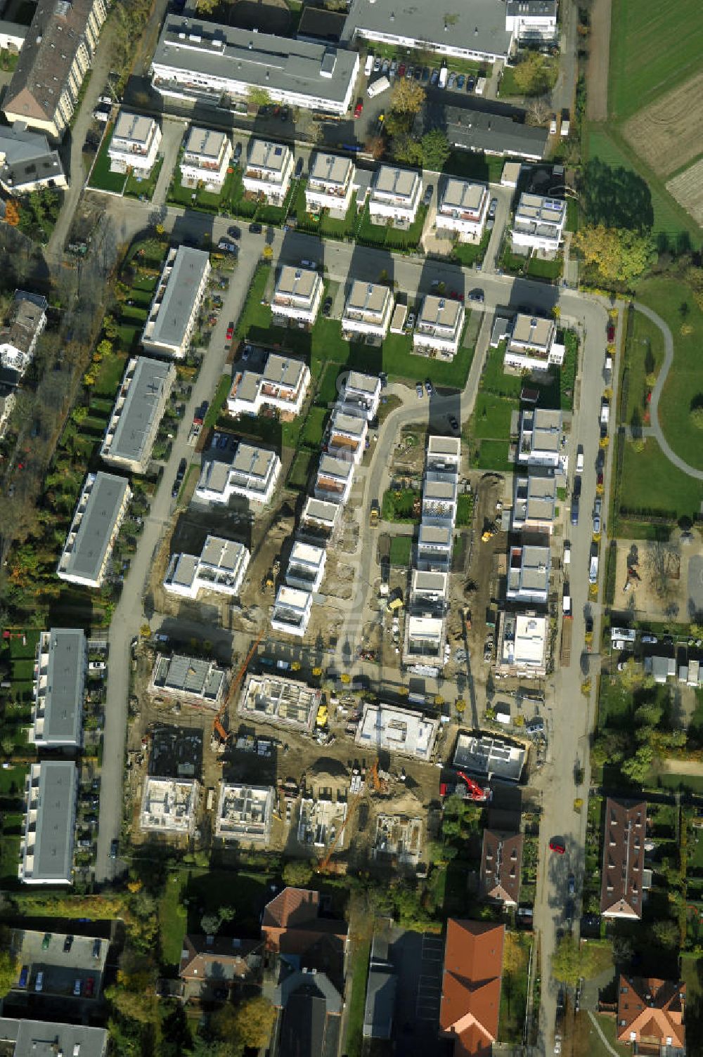 Berlin von oben - Blick auf das Wohnneubaugebiet der cds Wohnbau Berlin GmbH an der Otto-Appel-Straße / Edwin-Redslob-Straße in Berlin - Dahlem