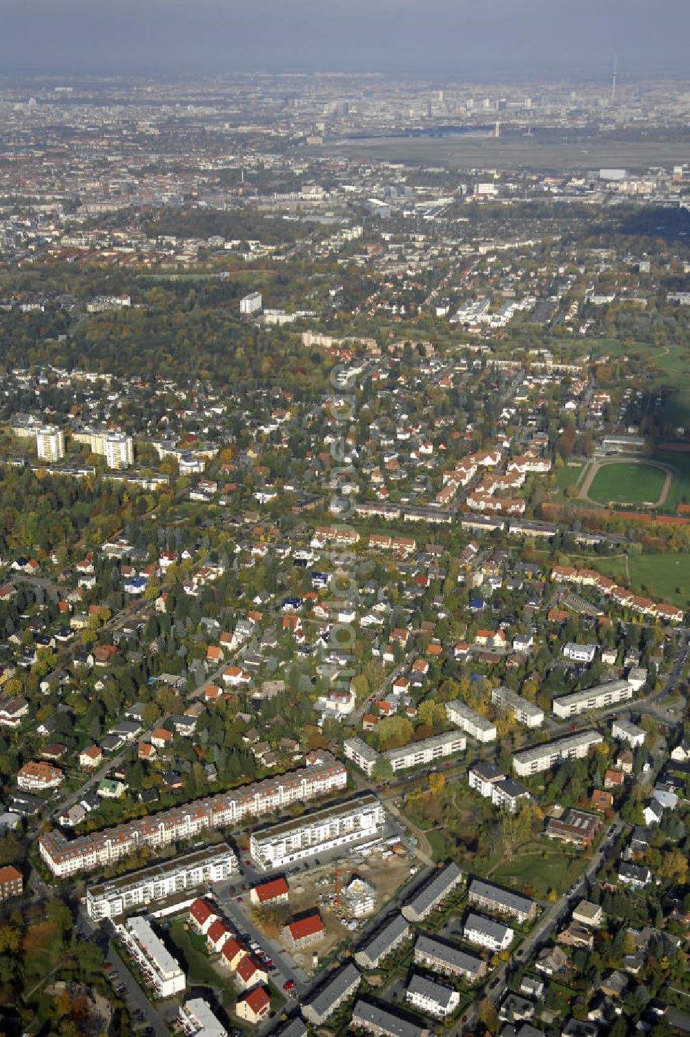 Berlin aus der Vogelperspektive: Blick auf das Wohnneubaugebiet der cds Wohnbau Berlin GmbH an der Tauernallee / Im Lesachtal, Wetzmannweg, Quarzweg in 12107 Berlin-Mariendorf.