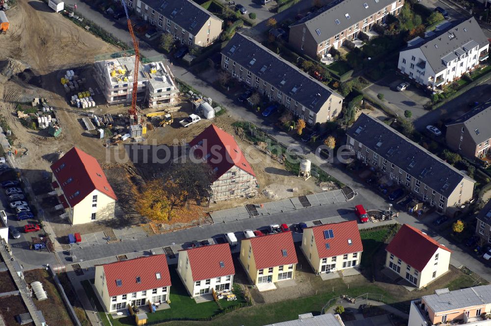 Luftaufnahme Berlin - Blick auf das Wohnneubaugebiet der cds Wohnbau Berlin GmbH an der Tauernallee / Im Lesachtal, Wetzmannweg, Quarzweg in 12107 Berlin-Mariendorf.