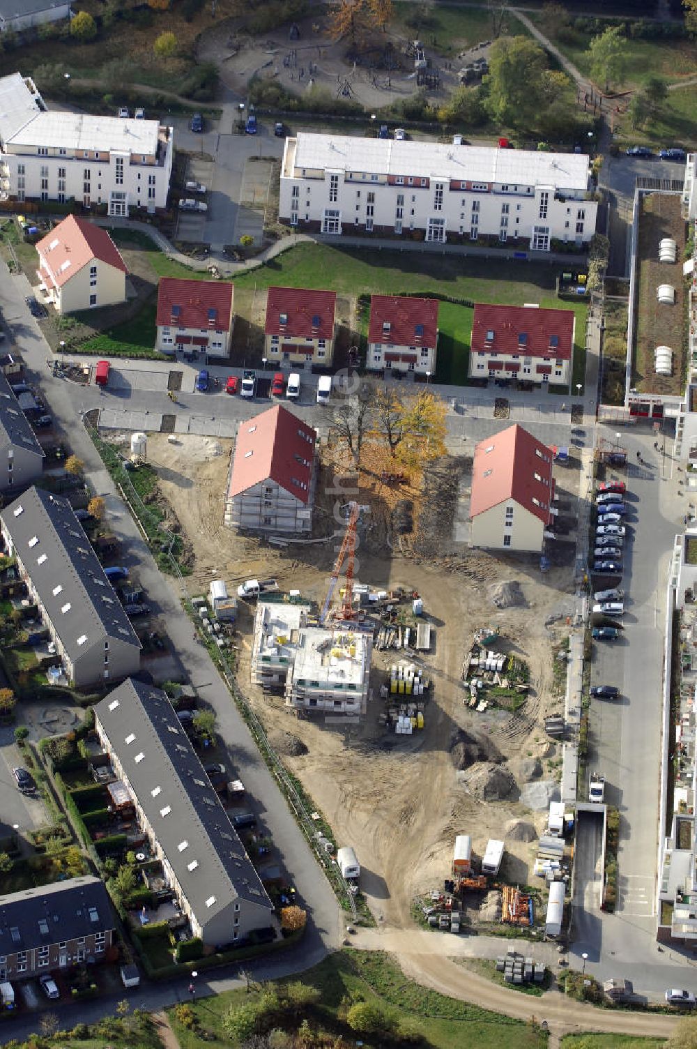 Luftbild Berlin - Blick auf das Wohnneubaugebiet der cds Wohnbau Berlin GmbH an der Tauernallee / Im Lesachtal, Wetzmannweg, Quarzweg in 12107 Berlin-Mariendorf.