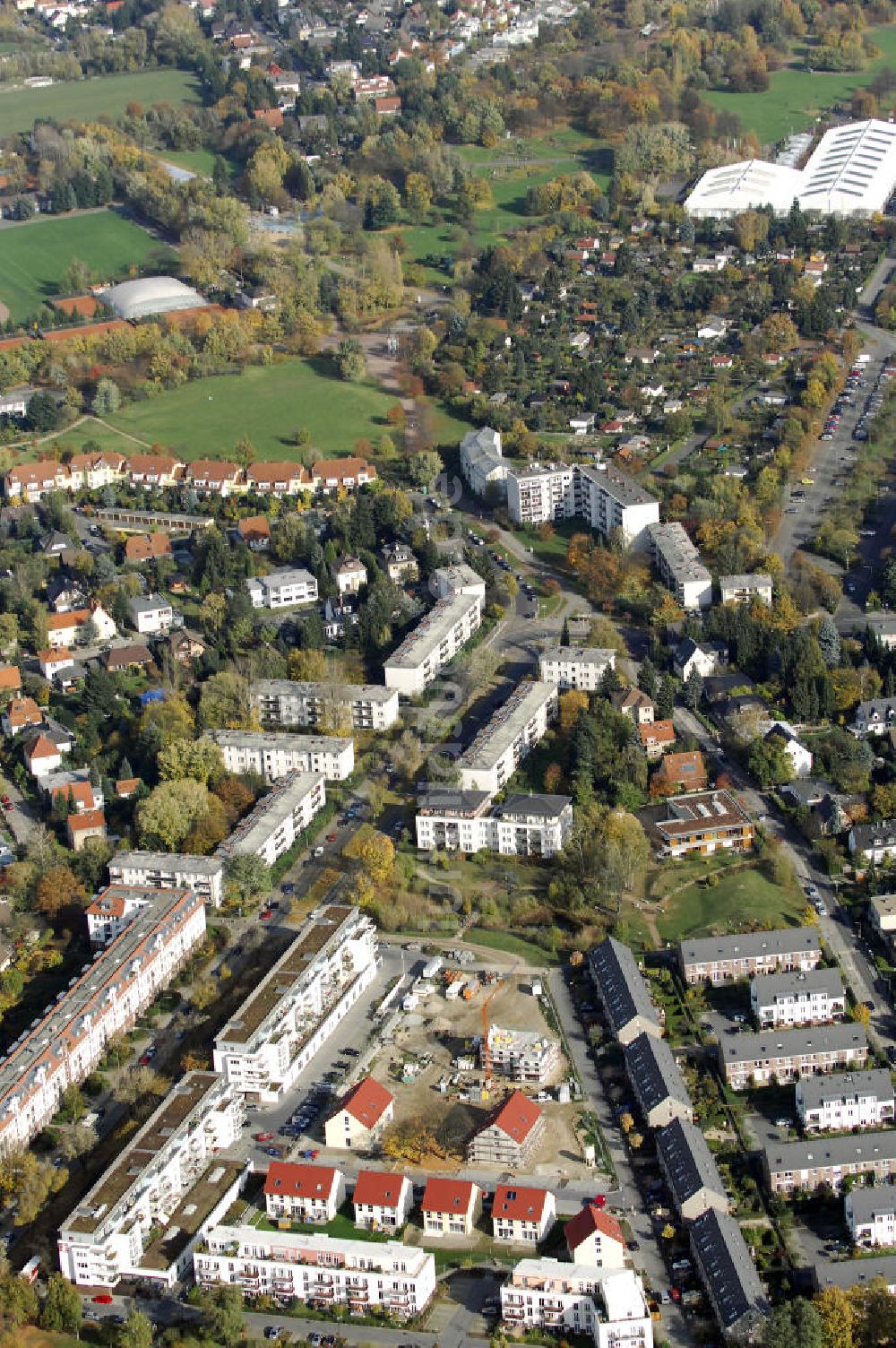 Luftbild Berlin - Blick auf das Wohnneubaugebiet der cds Wohnbau Berlin GmbH an der Tauernallee / Im Lesachtal, Wetzmannweg, Quarzweg in 12107 Berlin-Mariendorf.