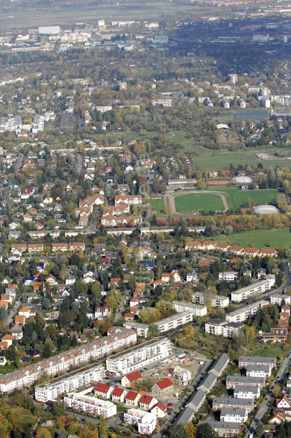 Luftaufnahme Berlin - Blick auf das Wohnneubaugebiet der cds Wohnbau Berlin GmbH an der Tauernallee / Im Lesachtal, Wetzmannweg, Quarzweg in 12107 Berlin-Mariendorf.