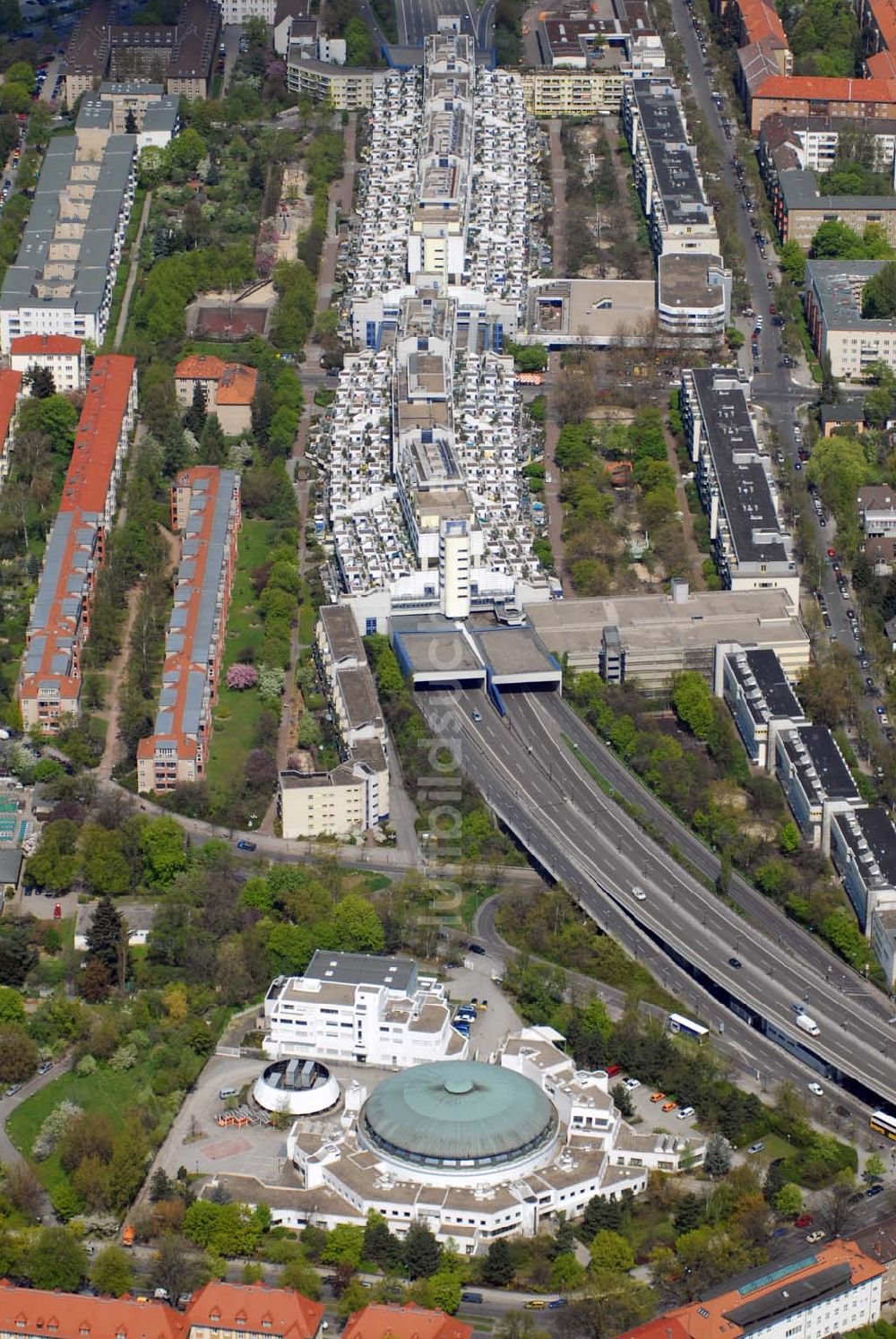 Luftaufnahme Berlin - Wilmersdorf - Blick auf den Wohnpark an der Schlangenbader Strasse in Wilmersdorf