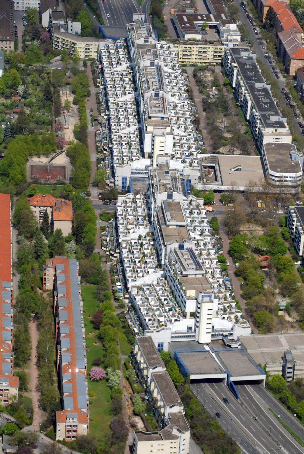 Berlin - Wilmersdorf von oben - Blick auf den Wohnpark an der Schlangenbader Strasse in Wilmersdorf