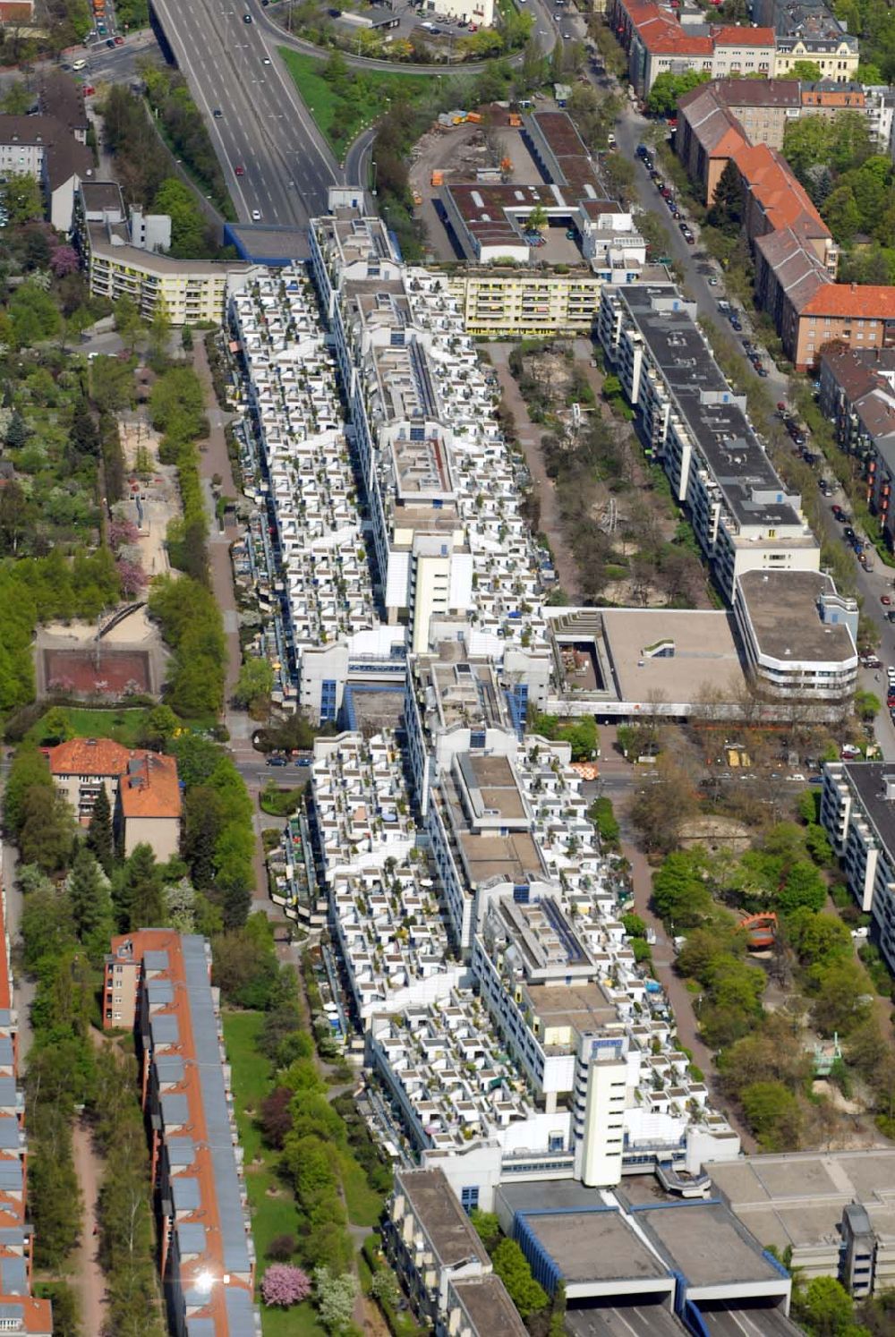 Berlin - Wilmersdorf aus der Vogelperspektive: Blick auf den Wohnpark an der Schlangenbader Strasse in Wilmersdorf