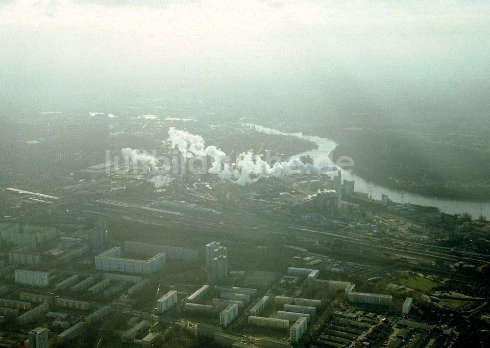 Berlin - Lichtenberg von oben - Blick auf Wohnsiedlungen am Heizkraftwerk Lichtenberg in winterwetterlicher Stimmung.