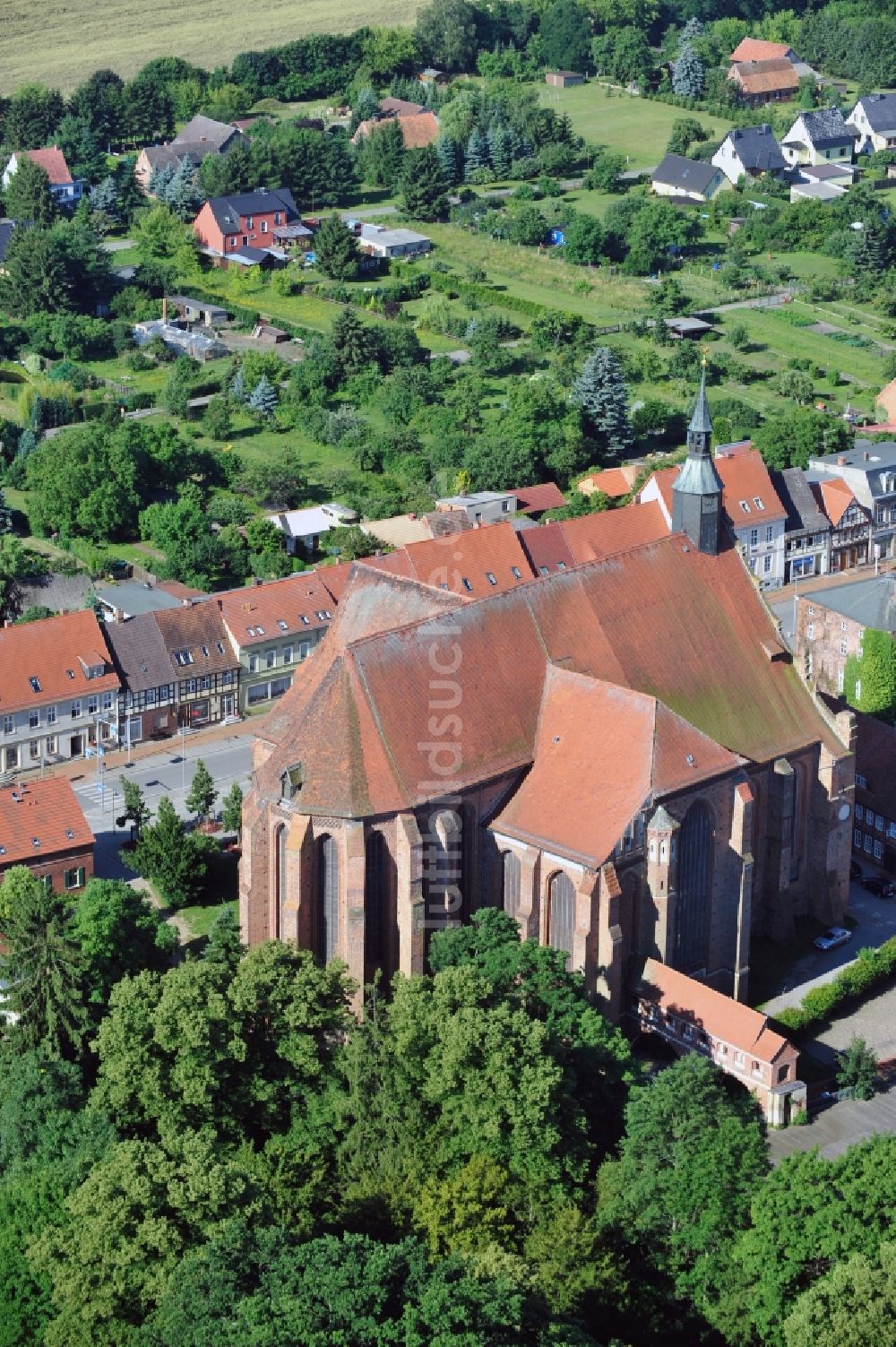 Bad Wilsnack aus der Vogelperspektive: Blick auf die Wunderblutkirche St. Nikolai in Bad Wilsnack im Bundesland Brandenburg