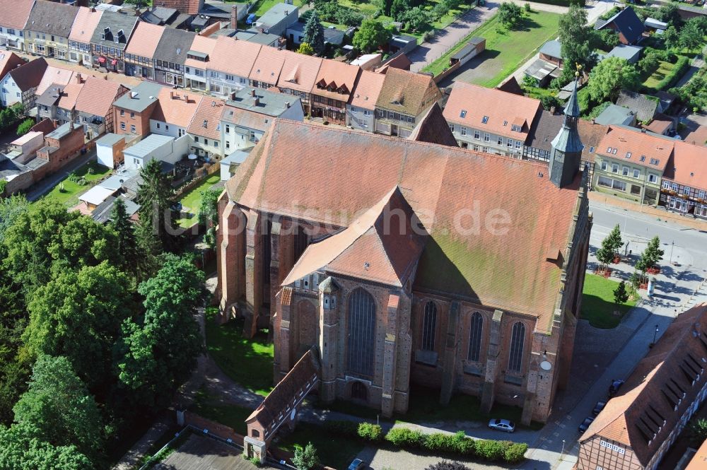 Luftaufnahme Bad Wilsnack - Blick auf die Wunderblutkirche St. Nikolai in Bad Wilsnack im Bundesland Brandenburg