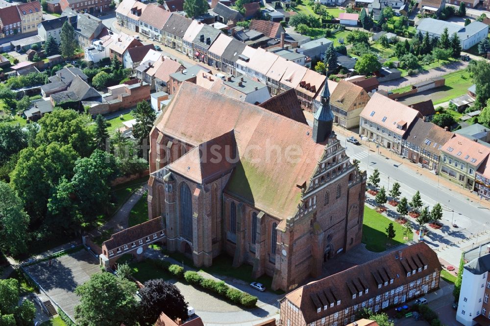 Bad Wilsnack von oben - Blick auf die Wunderblutkirche St. Nikolai in Bad Wilsnack im Bundesland Brandenburg