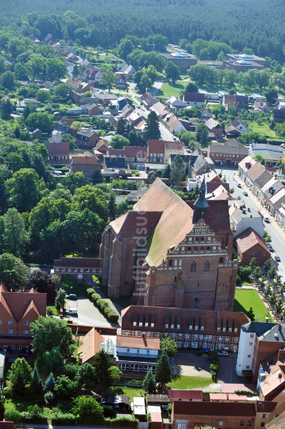 Bad Wilsnack aus der Vogelperspektive: Blick auf die Wunderblutkirche St. Nikolai in Bad Wilsnack im Bundesland Brandenburg