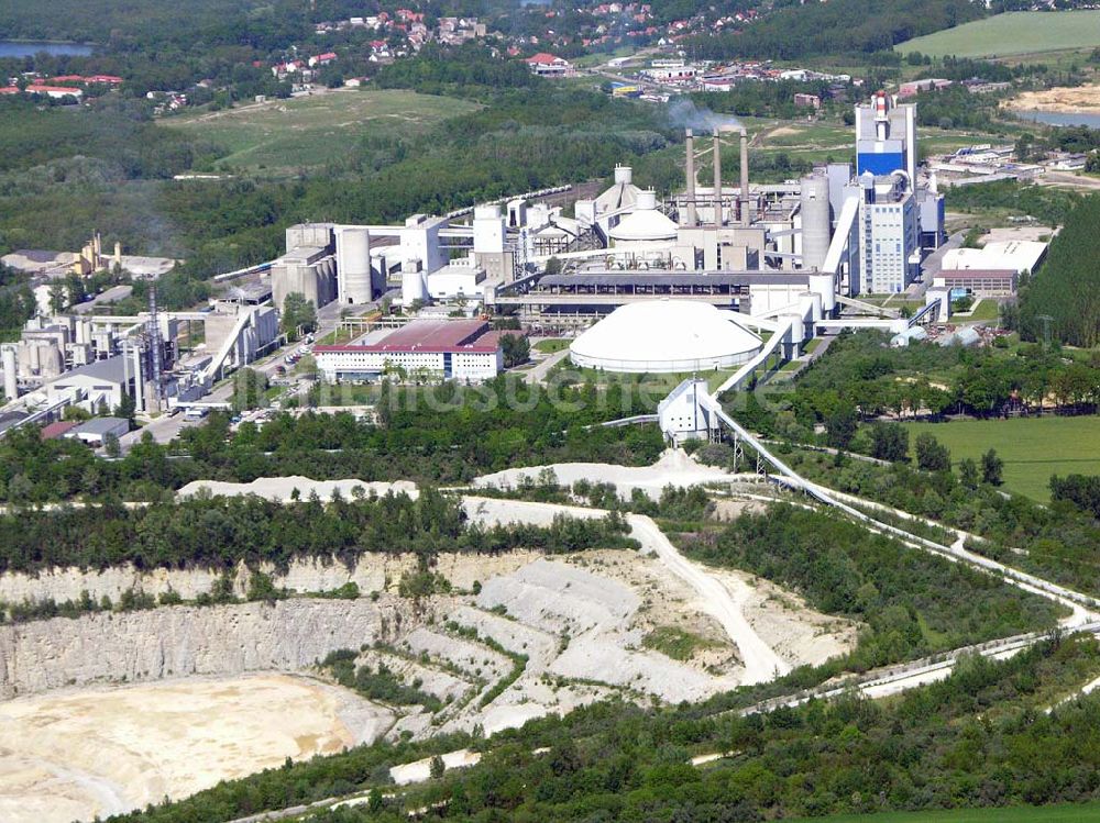 Rüdersdorf von oben - Blick auf das Zementwerk in Rüdersdorf.