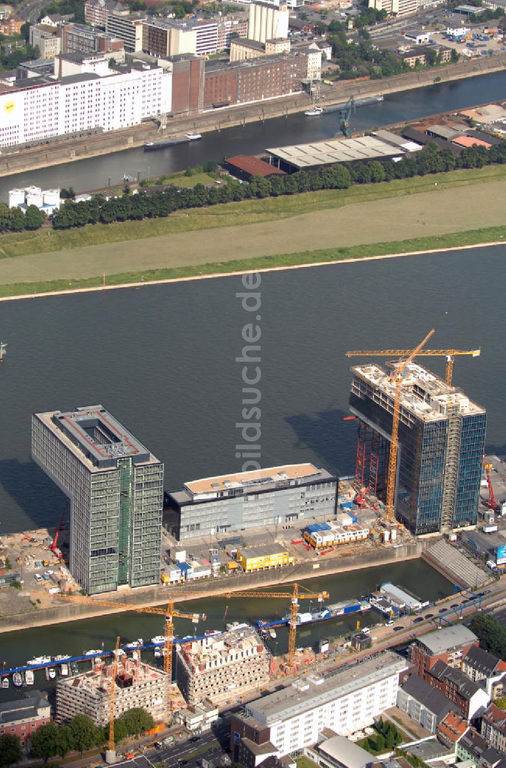 Köln aus der Vogelperspektive: Blick auf zwei der drei Kranhäuser am Kölner Rheinauhafen