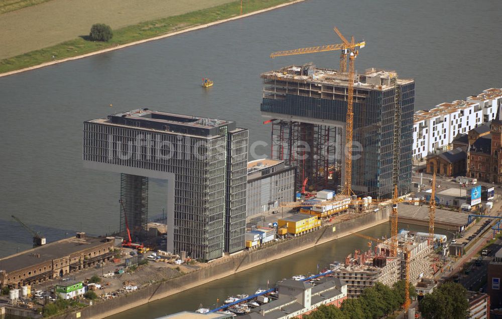 Luftaufnahme Köln - Blick auf zwei der drei Kranhäuser am Kölner Rheinauhafen