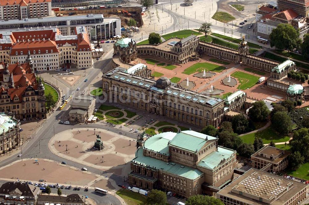 Dresden aus der Vogelperspektive: Blick auf den Zwinger und die Semperoper Dresden