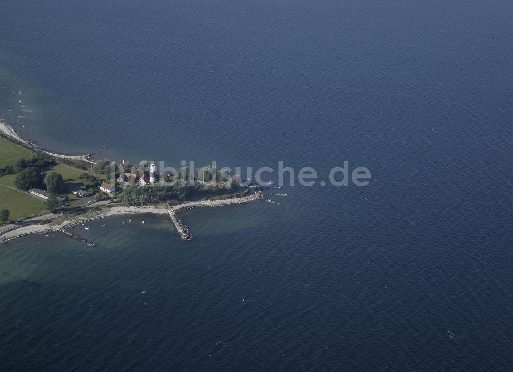 Luftaufnahme Strande - Bülker Leuchtturm als historisches Seefahrtszeichen im Küstenbereich der Kieler Förde in Strande im Bundesland Schleswig-Holstein