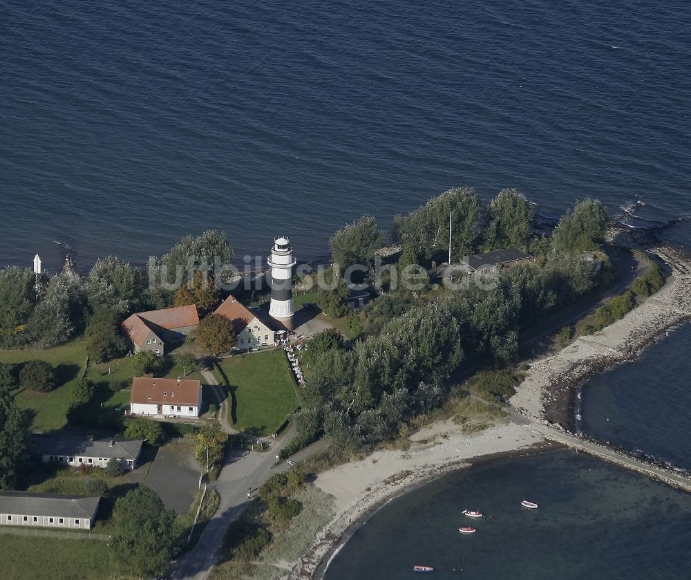 Strande von oben - Bülker Leuchtturm als historisches Seefahrtszeichen im Küstenbereich der Kieler Förde in Strande im Bundesland Schleswig-Holstein