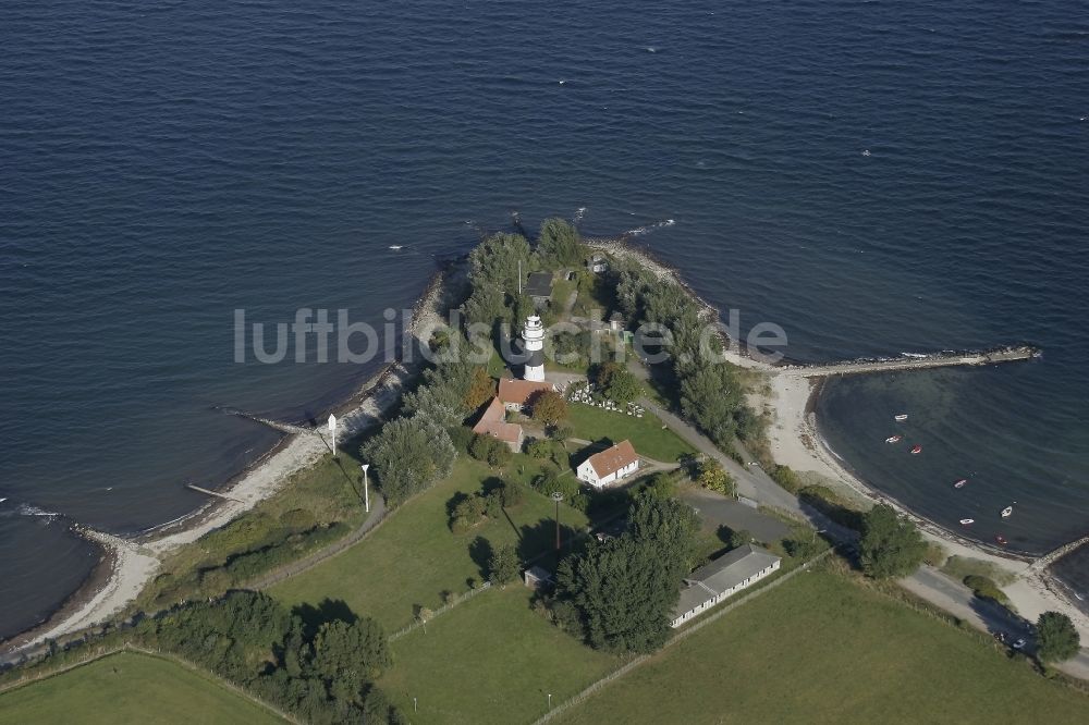 Strande aus der Vogelperspektive: Bülker Leuchtturm als historisches Seefahrtszeichen im Küstenbereich der Kieler Förde in Strande im Bundesland Schleswig-Holstein