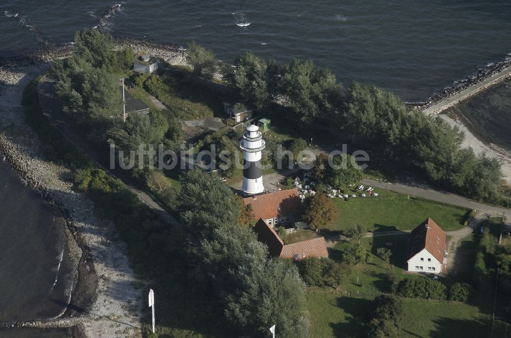 Luftbild Strande - Bülker Leuchtturm als historisches Seefahrtszeichen im Küstenbereich der Kieler Förde in Strande im Bundesland Schleswig-Holstein