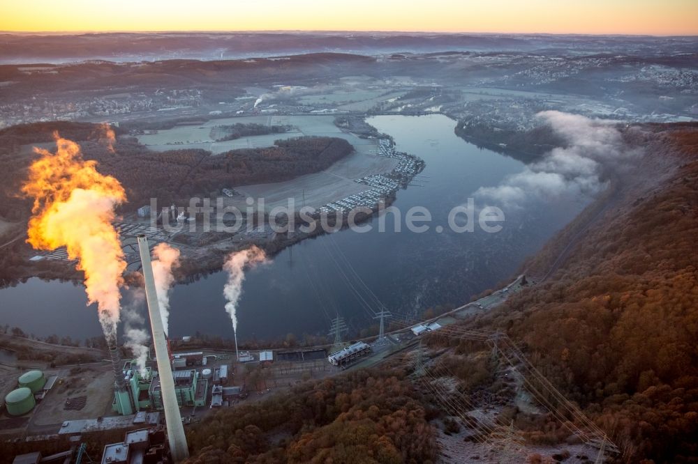 Luftaufnahme Herdecke - Blockheizkraftwerk - regionalen Heizkraftwerkes im Gegenlicht des Sonnenunterganges im Ortsteil Westende in Herdecke im Bundesland Nordrhein-Westfalen